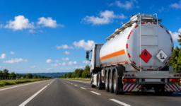 Sinalização de veículos e equipamentos para transporte rodoviário de produtos perigosos